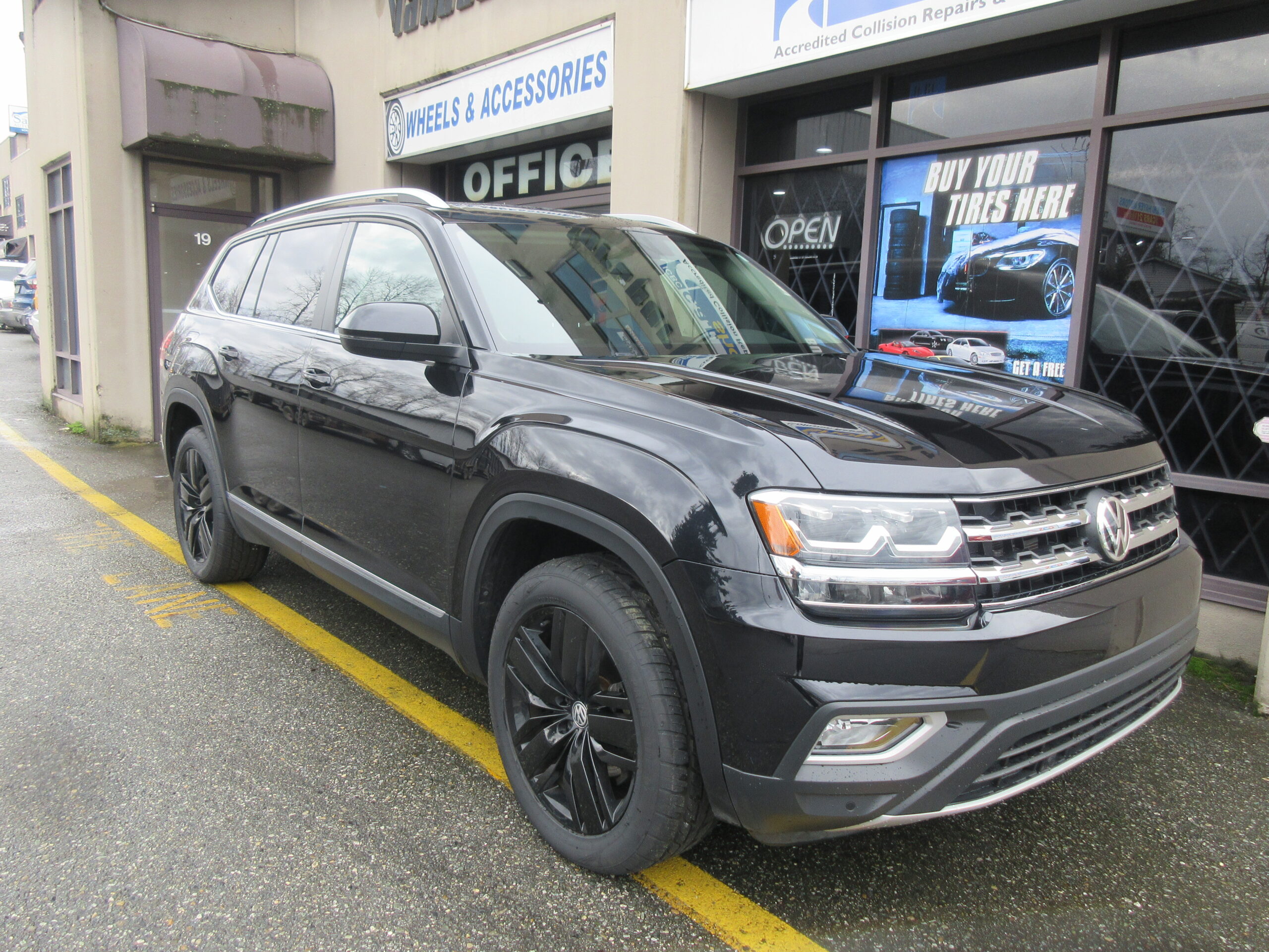 2018 Atlas Black color shown from right front side corner of the car.